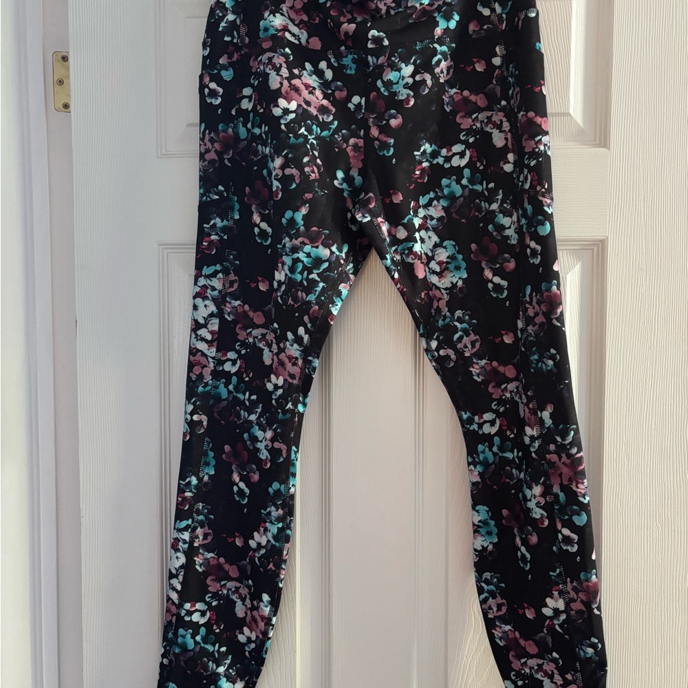 ⭐️ Avia Black Floral Leggings